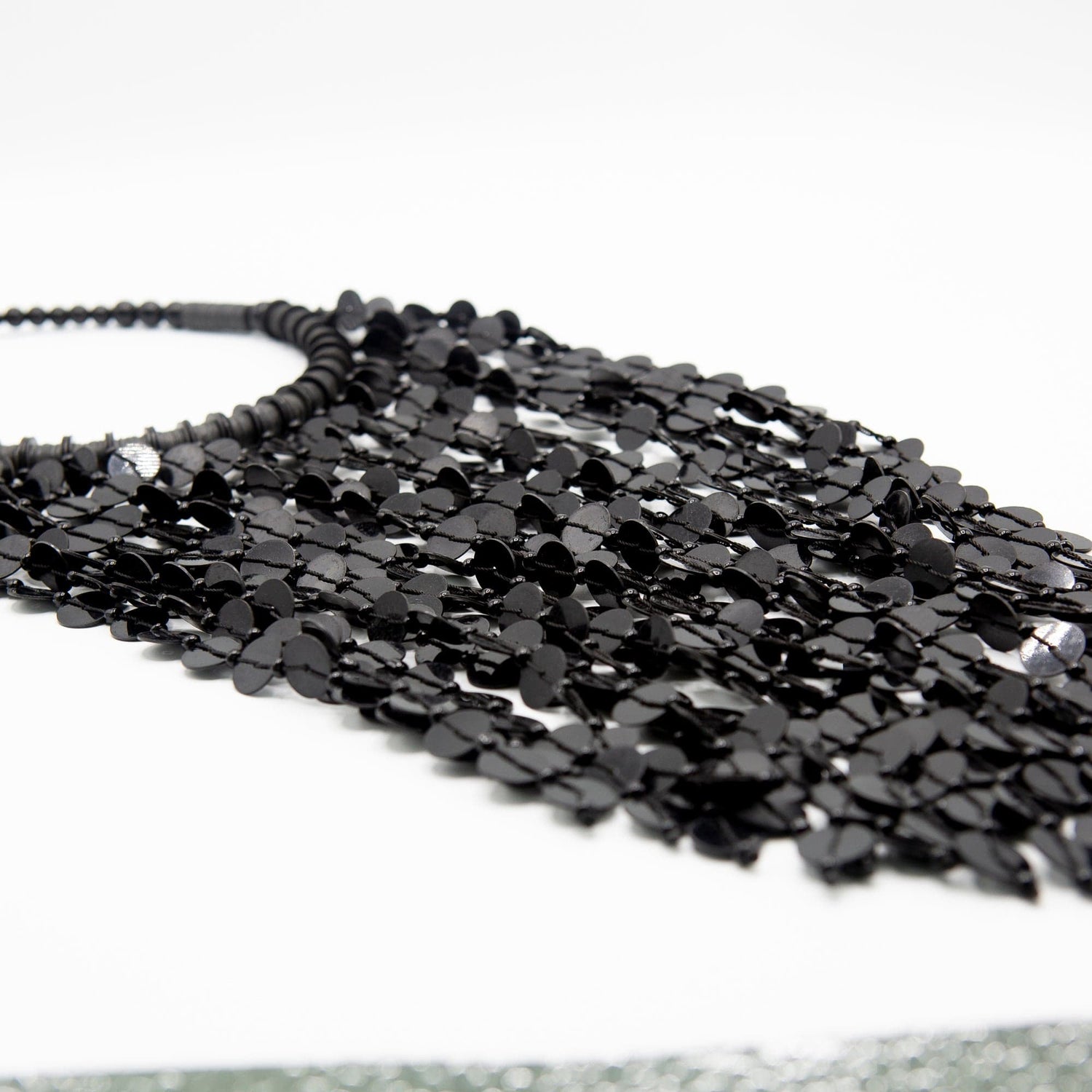 BEVERLY SMART Necklaces Collier plastron en cascade de discs en vinyl recyclé