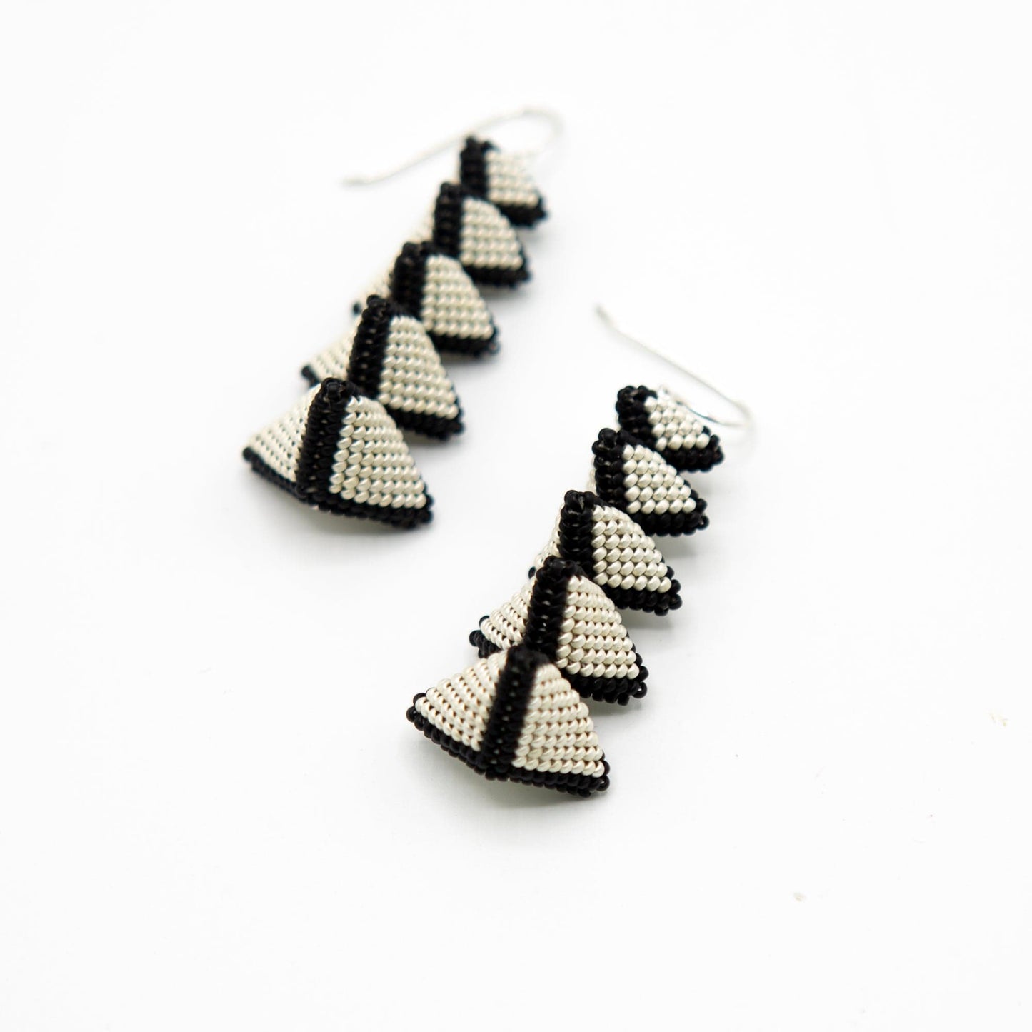 BEVERLY SMART Pendantes blanc/noir Boucles d'oreille "12 Apôtres" en perles de rocaille japonaises