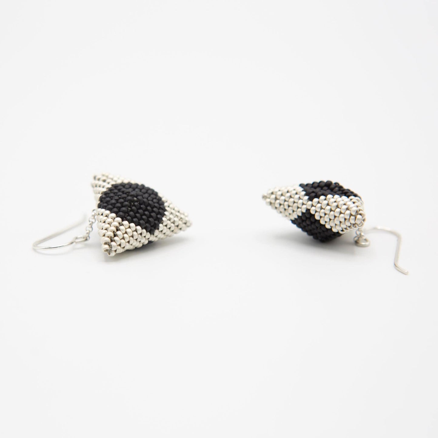 BEVERLY SMART Pendantes blanc/noir Boucles d'oreille "cairns" en perles de rocaille japonaises