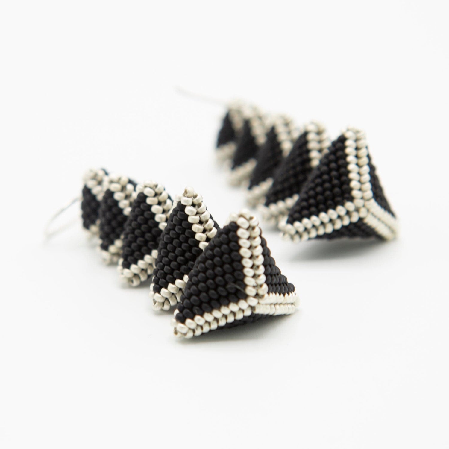 BEVERLY SMART Pendantes noir/blanc Boucles d'oreille "12 Apôtres" en perles de rocaille japonaises