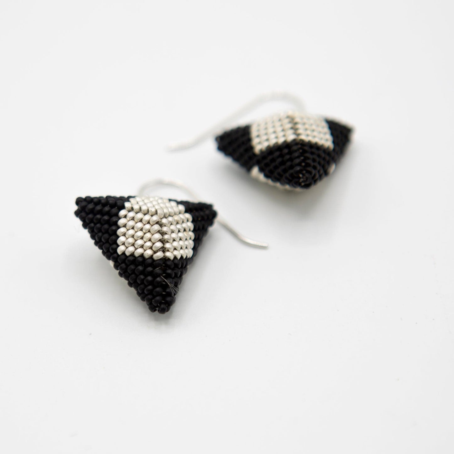 BEVERLY SMART Pendantes noir/blanc Boucles d'oreille "cairns" en perles de rocaille japonaises