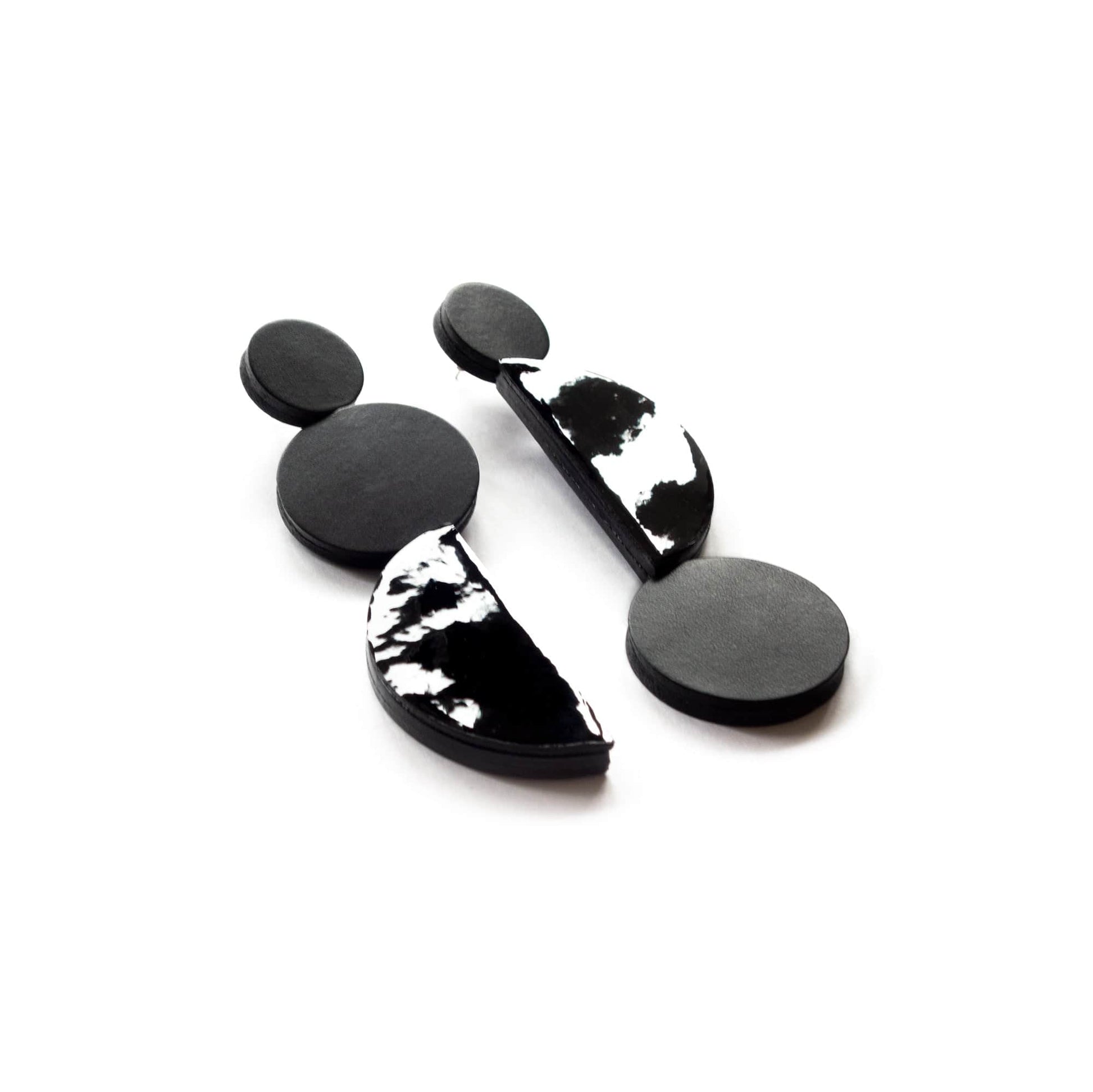BEVERLY SMART Earrings Noir mat/verni Boucles d'oreilles contemporaines en cuir géométrique