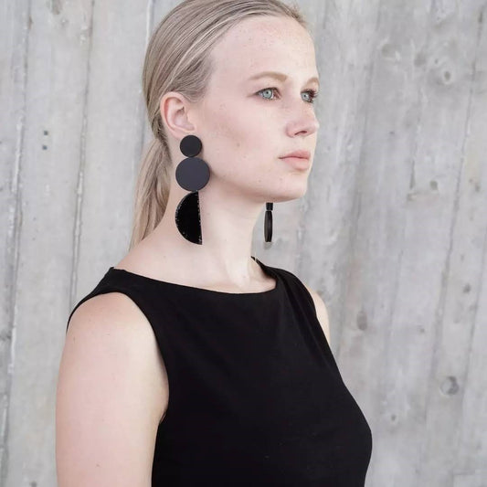 BEVERLY SMART Earrings Noir mat/verni Boucles d'oreilles contemporaines en cuir géométrique