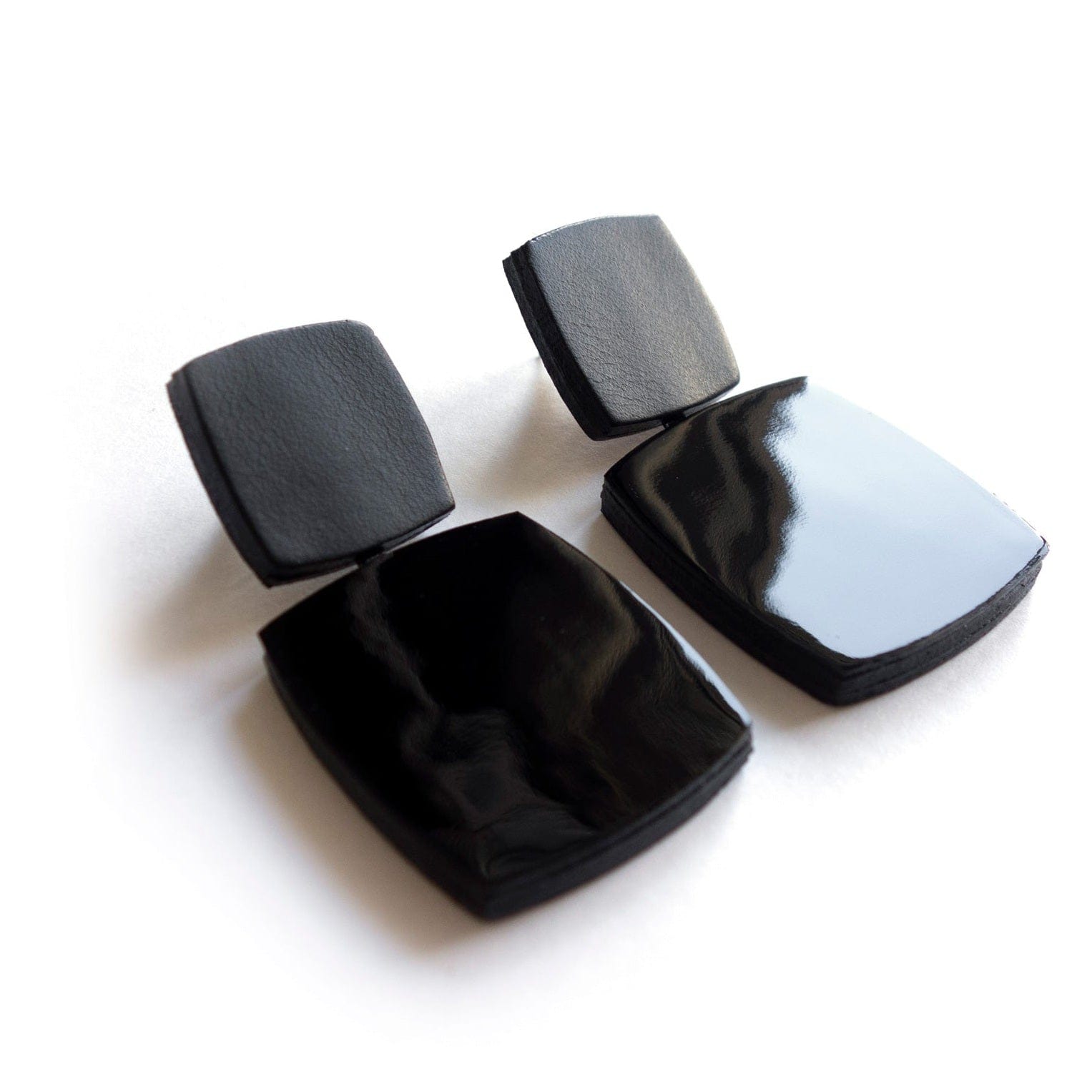 BEVERLY SMART Earrings Noir mat/verni / Clou Boucles d'oreilles contemporaines en blocs de cuir