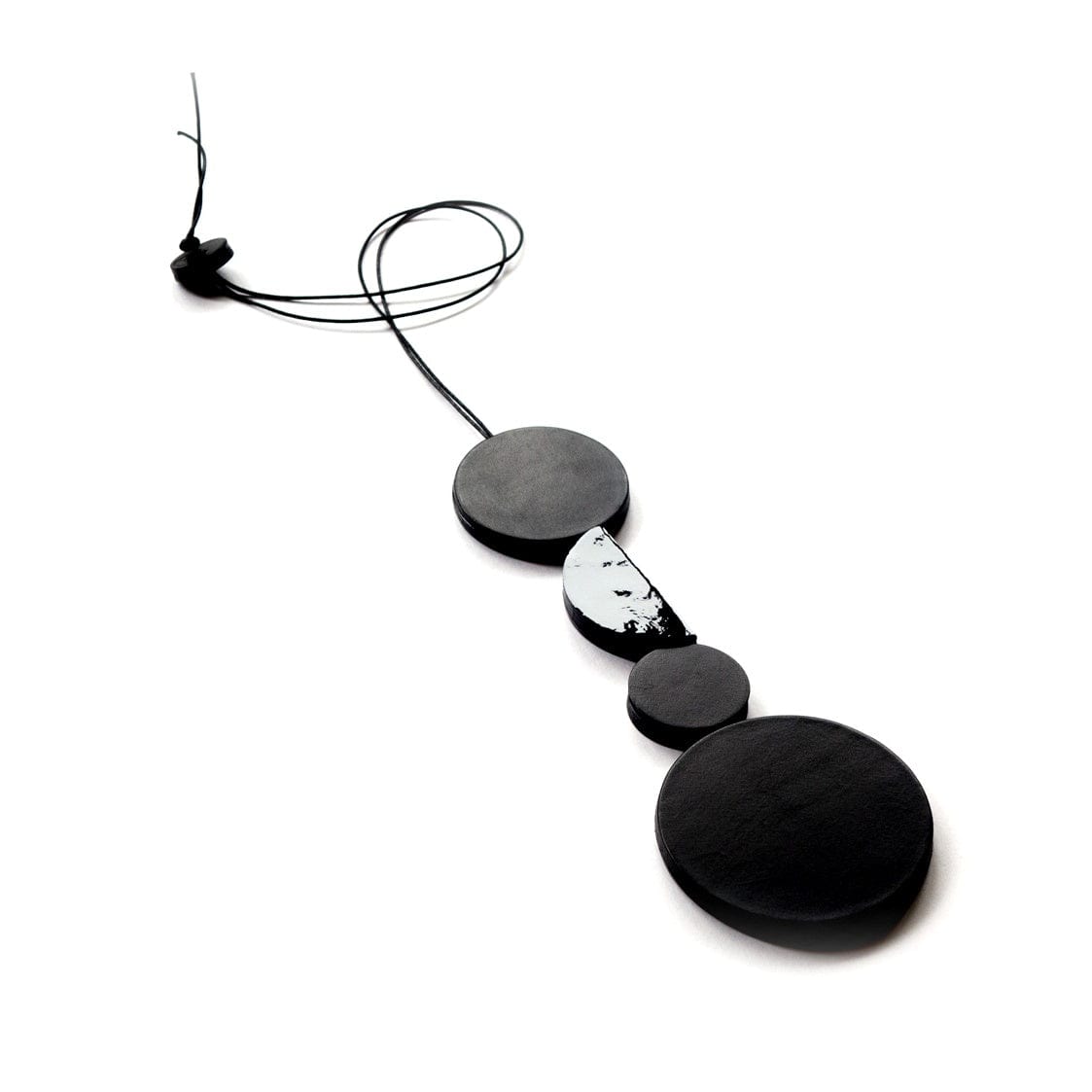 BEVERLY SMART Necklaces Collier contemporain en cuir  |  BAUHAUS 03