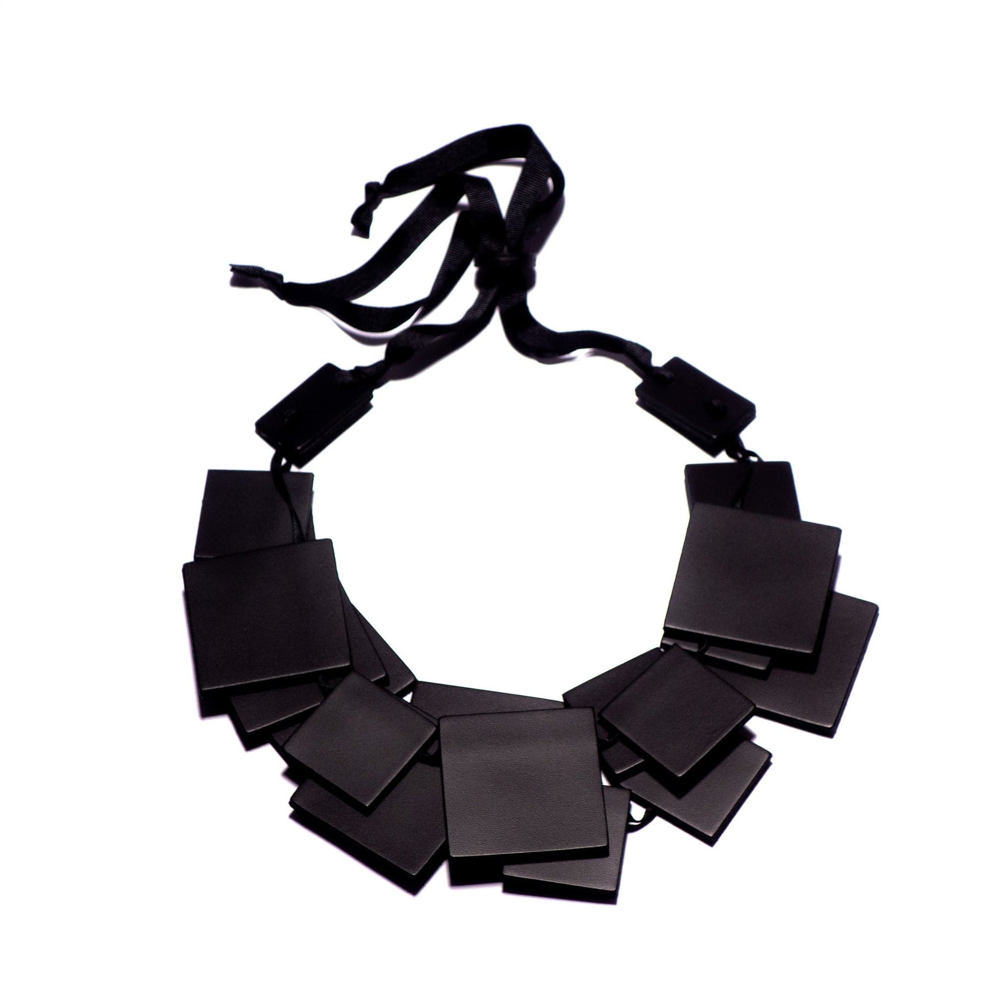 BEVERLY SMART Necklaces Noir mat/verni Collier square en cuir empilé